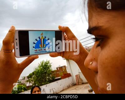 DISTRIKT KATNI, INDIEN - 28. MAI 2020: Padhe chalo badhe chalo Logo, indisches Regierungssystem für Landleute präsentiert auf mobilen Bildschirm von Asian la Stockfoto