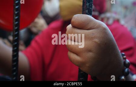 Hand hält den Zaun Stockfoto