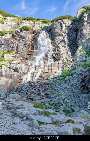 Hohe Tatra - der Wasserfall Skok - Slowakei - Mlynicka dolina Tal Stockfoto