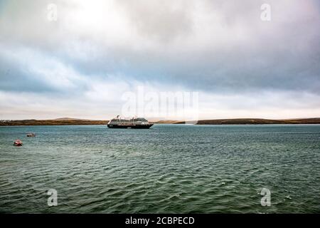 Azamara Pursuit vor der Küste der Falklandinseln verankert Stockfoto