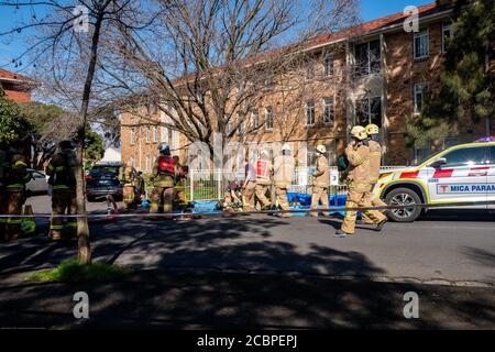 Fitzroy North, Melbourne, Australien. August 2020. Über 10 Einsatzfahrzeuge als gefangenes Kleinkind, das am Samstag im Wohnblock State Housing in der Clauscen Street, Fitzroy North, Melbourne, aus dem Feuer gerettet wurde. Clauscen Street und Nicholson Street bleiben während der Ermittlungen geschlossen. Kredit: Joshua Preston/Alamy Live Nachrichten Stockfoto