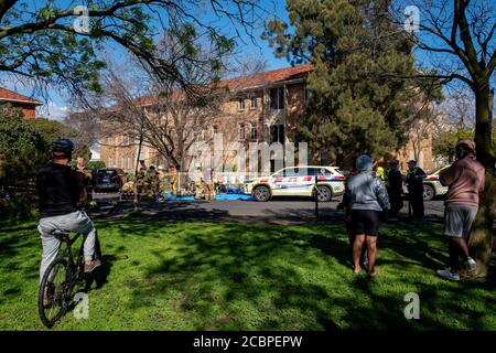 Fitzroy North, Melbourne, Australien. August 2020. Über 10 Einsatzfahrzeuge als gefangenes Kleinkind, das am Samstag im Wohnblock State Housing in der Clauscen Street, Fitzroy North, Melbourne, aus dem Feuer gerettet wurde. Clauscen Street und Nicholson Street bleiben während der Ermittlungen geschlossen. Kredit: Joshua Preston/Alamy Live Nachrichten Stockfoto