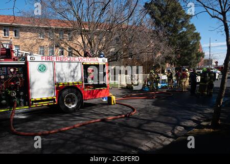 Fitzroy North, Melbourne, Australien. August 2020. Über 10 Einsatzfahrzeuge als gefangenes Kleinkind, das am Samstag im Wohnblock State Housing in der Clauscen Street, Fitzroy North, Melbourne, aus dem Feuer gerettet wurde. Clauscen Street und Nicholson Street bleiben während der Ermittlungen geschlossen. Kredit: Joshua Preston/Alamy Live Nachrichten Stockfoto