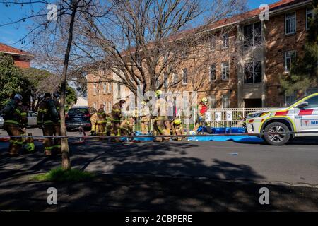 Fitzroy North, Melbourne, Australien. August 2020. Über 10 Einsatzfahrzeuge als gefangenes Kleinkind, das am Samstag im Wohnblock State Housing in der Clauscen Street, Fitzroy North, Melbourne, aus dem Feuer gerettet wurde. Clauscen Street und Nicholson Street bleiben während der Ermittlungen geschlossen. Kredit: Joshua Preston/Alamy Live Nachrichten Stockfoto