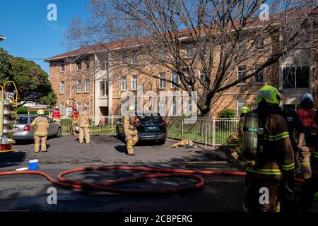 Fitzroy North, Melbourne, Australien. August 2020. Über 10 Einsatzfahrzeuge als gefangenes Kleinkind, das am Samstag im Wohnblock State Housing in der Clauscen Street, Fitzroy North, Melbourne, aus dem Feuer gerettet wurde. Clauscen Street und Nicholson Street bleiben während der Ermittlungen geschlossen. Kredit: Joshua Preston/Alamy Live Nachrichten Stockfoto