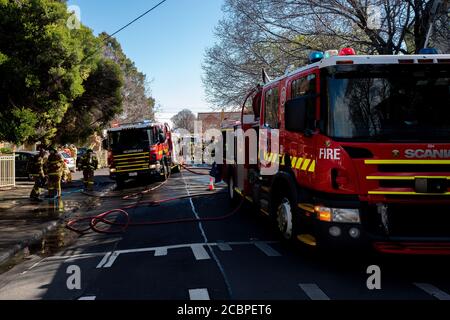 Fitzroy North, Melbourne, Australien. August 2020. Über 10 Einsatzfahrzeuge als gefangenes Kleinkind, das am Samstag im Wohnblock State Housing in der Clauscen Street, Fitzroy North, Melbourne, aus dem Feuer gerettet wurde. Clauscen Street und Nicholson Street bleiben während der Ermittlungen geschlossen. Kredit: Joshua Preston/Alamy Live Nachrichten Stockfoto