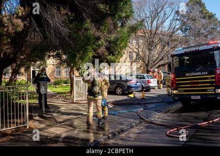 Fitzroy North, Melbourne, Australien. August 2020. Über 10 Einsatzfahrzeuge als gefangenes Kleinkind, das am Samstag im Wohnblock State Housing in der Clauscen Street, Fitzroy North, Melbourne, aus dem Feuer gerettet wurde. Clauscen Street und Nicholson Street bleiben während der Ermittlungen geschlossen. Kredit: Joshua Preston/Alamy Live Nachrichten Stockfoto