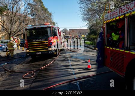 Fitzroy North, Melbourne, Australien. August 2020. Über 10 Einsatzfahrzeuge als gefangenes Kleinkind, das am Samstag im Wohnblock State Housing in der Clauscen Street, Fitzroy North, Melbourne, aus dem Feuer gerettet wurde. Clauscen Street und Nicholson Street bleiben während der Ermittlungen geschlossen. Kredit: Joshua Preston/Alamy Live Nachrichten Stockfoto