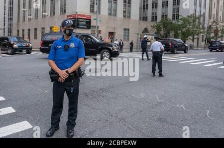 New York, NY - 14. August 2020: Präsident Donald Trumps Autokolonne verlässt das New Yorker Presbyterian Hospital/Weill Cornell Medical Center Stockfoto