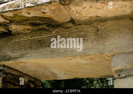 Gebäude 24, Sturz 27 in den Ruinen der Maya-Stadt Yaxchilan am Usumacinta Fluss in Chiapas, Mexiko. Stockfoto