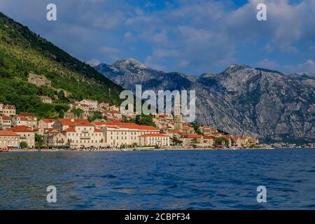 Panoramasicht auf die historische Stadt Perast an der weltberühmten Bucht von Kotor an einem sonnigen Tag mit Bergen im Hintergrund, Montenegro Stockfoto