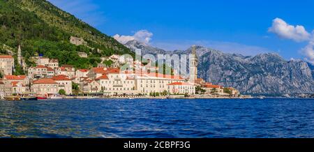 Panoramasicht auf die historische Stadt Perast an der weltberühmten Bucht von Kotor an einem sonnigen Tag mit Bergen im Hintergrund, Montenegro Stockfoto