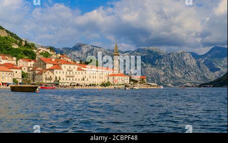 Panoramasicht auf die historische Stadt Perast an der weltberühmten Bucht von Kotor an einem sonnigen Tag mit Bergen im Hintergrund, Montenegro Stockfoto