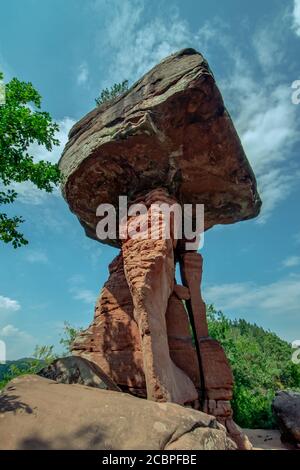 Sonnige Kulisse des Teufelstisches in Hinterweidenthal, Deutschland Stockfoto