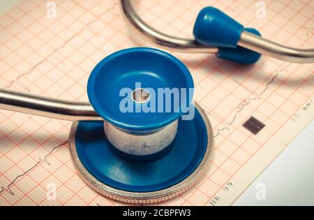 Medizinischer Stethoskop- und Elektrokardiogramm-Graph-Bericht. EKG-Herzrhythmus. Medizin und gesunde Lebensweise Stockfoto