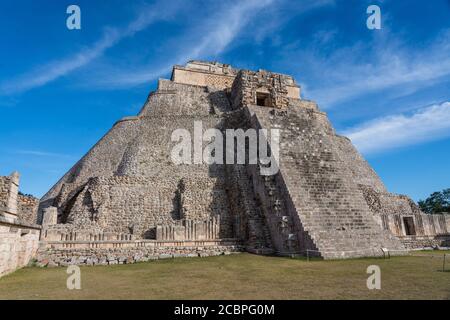 Die Westfassade der Pyramide des Magiers, auch bekannt als die Pyramide des Zwergs, blickt in das Viereck der Vögel. Es ist der höchste Struer Stockfoto