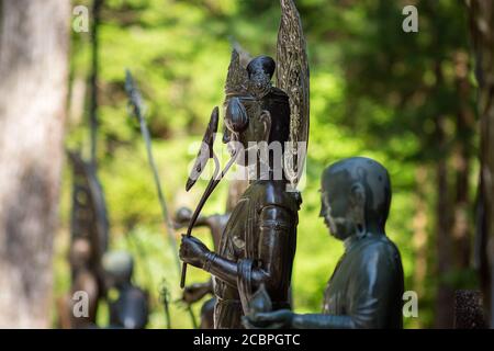 Buddhistische Denkmäler auf dem Okunoin Friedhof in Koyasan Berg Koya, UNESCO-Weltkulturerbe und ein 1200 Jahre altes Zentrum der japanischen Sekte von Shingo Stockfoto