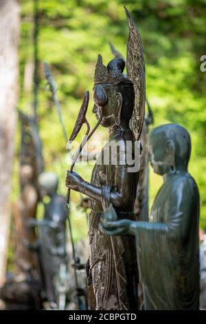 Buddhistische Denkmäler auf dem Okunoin Friedhof in Koyasan Berg Koya, UNESCO-Weltkulturerbe und ein 1200 Jahre altes Zentrum der japanischen Sekte von Shingo Stockfoto