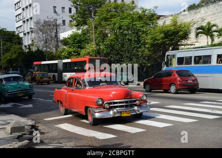 HAVANNA, KUBA - 07. März 2013: Rot-amerikanisches Auto in Havanna aus den 1950er Jahren als Taxi verwendet. Das ist typisch für viele Autos, die noch in Kuba gefahren werden. Stockfoto