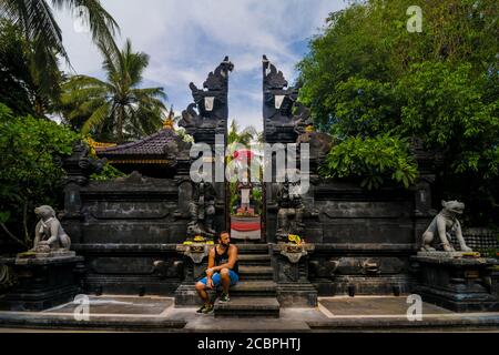 Mann am Eingang eines hinduistischen Tempel in Bali, Indonesien. Stockfoto