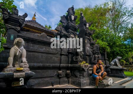 Mann am Eingang eines hinduistischen Tempel in Bali, Indonesien. Stockfoto