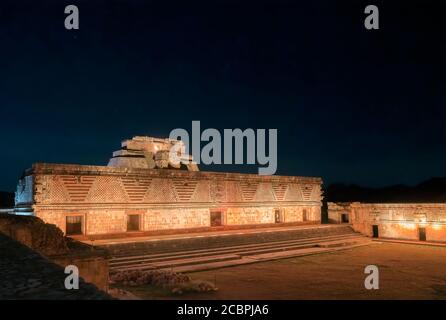 Das östliche Gebäude des Nunnery Quadrangle und die Pyramide des Magiers dahinter sind in den prähispanischen Maya-Ruinen von Uxmal, Mexiko, beleuchtet. Stockfoto