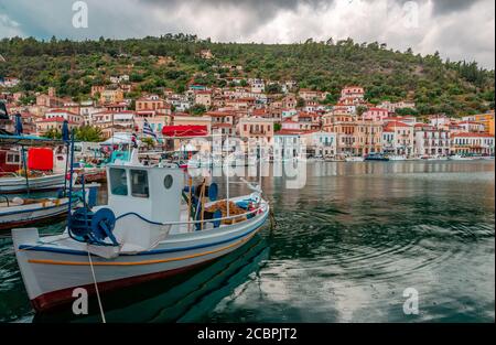 Gytheio / Griechenland - Juli 17 2017: Der Hafen von Gytheio, mit Fischerbooten und Blick auf die Stadt im Hintergrund, an einem regnerischen Tag. Stockfoto