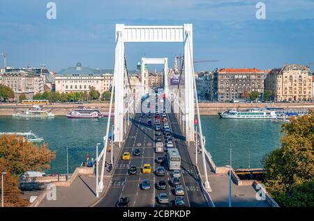 Budapest / Ungarn - 7. Oktober 2018: Blick auf die Elisabethbrücke, die Buda und Pest über die Donau verbindet. Stockfoto