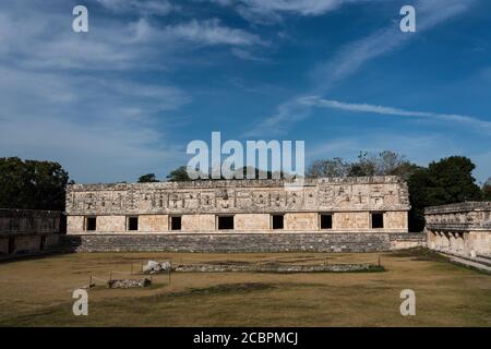 Das Westgebäude im Nunnery Quadrangle in den prähispanischen Maya-Ruinen von Uxmal, Mexiko. Stockfoto