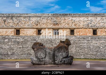 Der Thron des Jaguar vor dem Palast des Gouverneurs in den Ruinen der Maya-Stadt Uxmal in Yucatan, Mexiko. Prähispanische Stadt Uxma Stockfoto