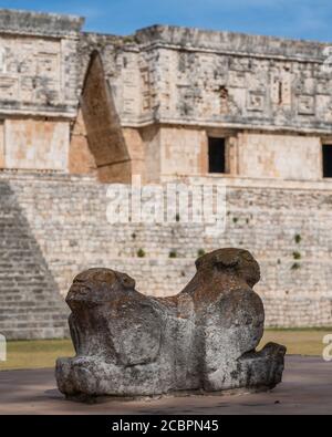 Der Thron des Jaguar vor dem Palast des Gouverneurs in den Ruinen der Maya-Stadt Uxmal in Yucatan, Mexiko. Prähispanische Stadt Uxma Stockfoto