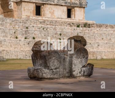 Der Thron des Jaguar vor dem Palast des Gouverneurs in den Ruinen der Maya-Stadt Uxmal in Yucatan, Mexiko. Prähispanische Stadt Uxma Stockfoto