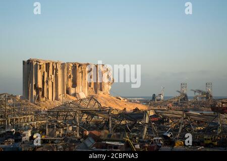 Beirut, Libanon, 6. August 2020. Nach der Explosion in Beirut und libanesische Jugendliche und Freiwillige, die die Trümmer aufsammeln und den Menschen helfen. Der Stockfoto