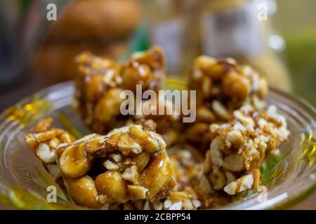 Blick auf Chikki, einem beliebten indischen Süß vom Boden aus Mutter und jaggery gemacht. Stockfoto