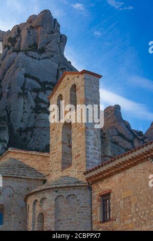 Low-Angle-Aufnahme eines alten Gebäudes mit Glocken an Der Turm in Montserrat Stockfoto