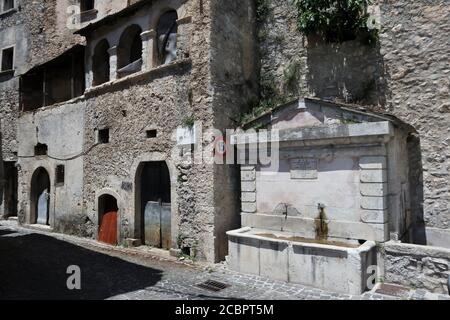 Pesche - Fontana ottocentesca del borgo Stockfoto