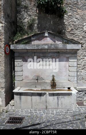 Pesche - Fontana ottocentesca del Centro storico Stockfoto