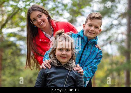 Glückliche Familie Spaziergänge durch den Wald und genießt einen warmen Frühlingstag Stockfoto