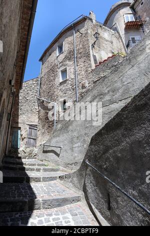 Pesche - Scalinata verso il castello Stockfoto