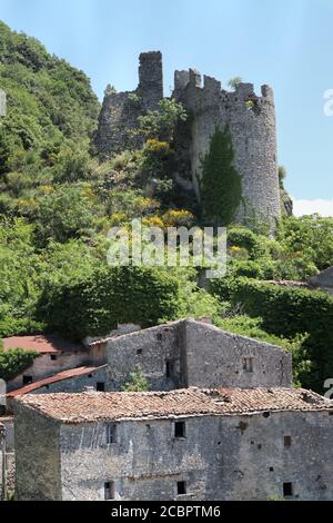 Pesche - Scorcio panoramico del castello Stockfoto