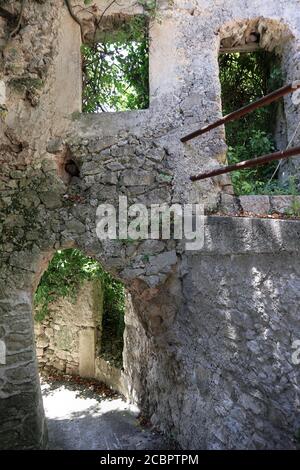 Pesche - Uscita del borgo fortificato Stockfoto