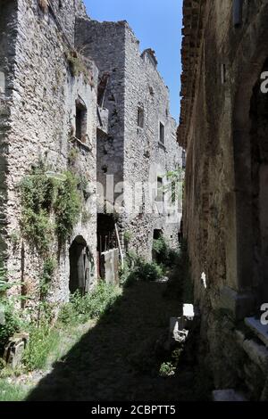 Pesche - Vicolo del borgo fortificato Stockfoto