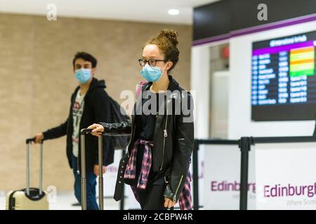 Die Passagiere kehren von Frankreich, den Niederlanden und Malta nach ihrer Rückkehr zum Flughafen Edinburgh zurück, nachdem die Länder in die Quarantäneliste aufgenommen wurden. Viele der Flüge werden aufgrund der Nachfrage zu höheren Preisen berechnet. Kredit: Euan Cherry Stockfoto