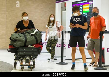 Die Passagiere kehren von Frankreich, den Niederlanden und Malta nach ihrer Rückkehr zum Flughafen Edinburgh zurück, nachdem die Länder in die Quarantäneliste aufgenommen wurden. Viele der Flüge werden aufgrund der Nachfrage zu höheren Preisen berechnet. Kredit: Euan Cherry Stockfoto