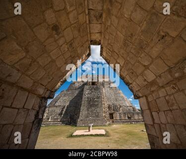 Die Westfassade der Pyramide des Magiers, auch bekannt als die Pyramide des Zwergs, blickt in das Viereck der Vögel. Es ist der höchste Struer Stockfoto