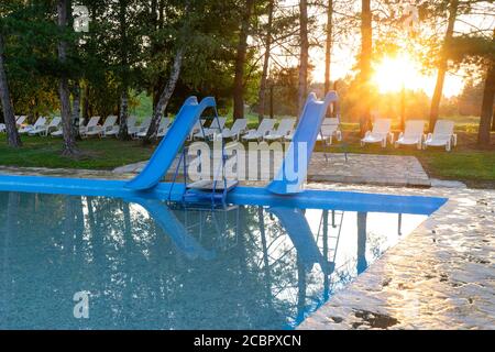 Slider und leerer Swimmingpool im Freien Stockfoto