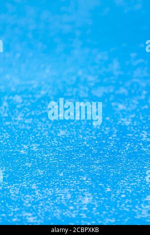 Leerer Swimmingpool an einem regnerischen Tag, Regentropfen auf hellblauem Wasser der Pool Villa. Schließen. Selektiver Fokus. Stockfoto