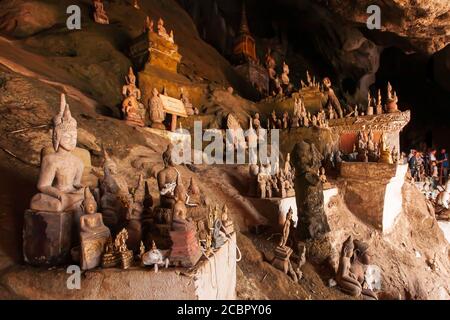 Unzählige alte Buddha-Statuen und Skulpturen in Pak Ou Höhlen oder Tham Ting, Touristenattraktionen in Luang Prabang, Laos. UNESCO-Weltkulturerbe. Stockfoto