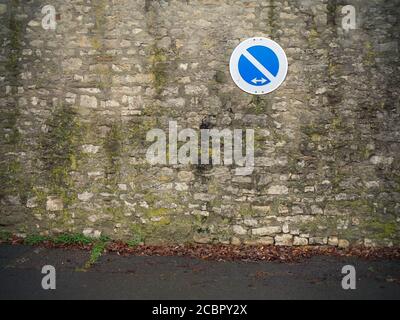 Verbotsschild an einer alten verwitterten Steinmauer Stockfoto