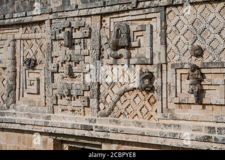 Der Kopf und der Schwanz des riesigen gefiederten Klapperschlange machen das Verläuft die Länge des Westgebäudes in der Nonnenkloster Komplex in den prähispanischen Maya-Ruinen Stockfoto